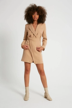 Een kledingmodel uit de groothandel draagt 3353 - Light Camel Dress Jacket, Turkse groothandel Jasje van Robin