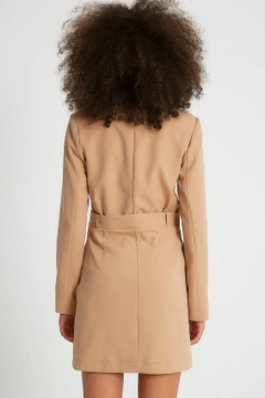 Una modella di abbigliamento all'ingrosso indossa 3353 - Light Camel Dress Jacket, vendita all'ingrosso turca di Giacca di Robin