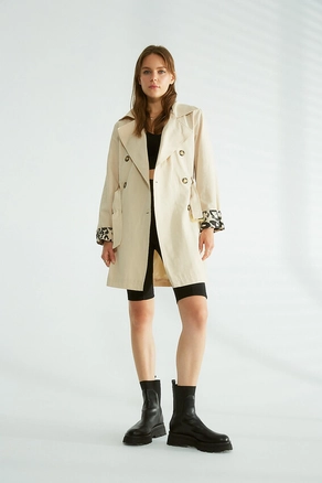 A model wears 3364 - Stone Trenchcoat, wholesale Trenchcoat of Robin to display at Lonca