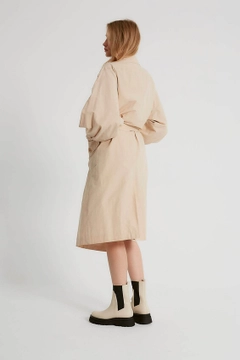 Bir model, Robin toptan giyim markasının 3365 - Stone Trenchcoat toptan Trençkot ürününü sergiliyor.