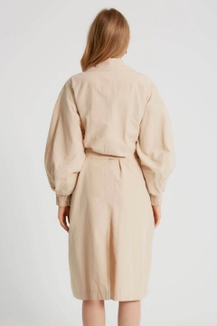 A wholesale clothing model wears 3365 - Stone Trenchcoat, Turkish wholesale Trenchcoat of Robin