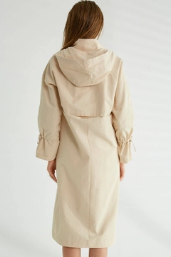 Una modella di abbigliamento all'ingrosso indossa 3360 - Stone Trenchcoat, vendita all'ingrosso turca di Impermeabile di Robin
