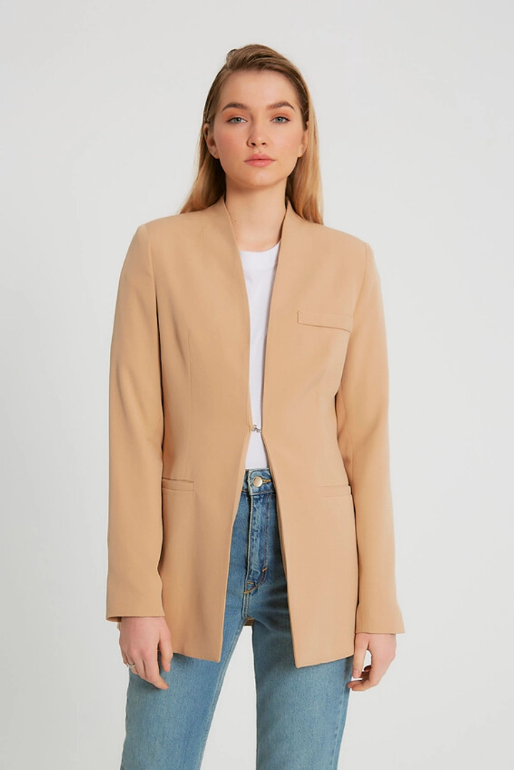 Bir model, Robin toptan giyim markasının 3428 - Light Camel Jacket toptan Ceket ürününü sergiliyor.