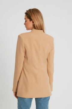 Ένα μοντέλο χονδρικής πώλησης ρούχων φοράει 3428 - Light Camel Jacket, τούρκικο Μπουφάν χονδρικής πώλησης από Robin