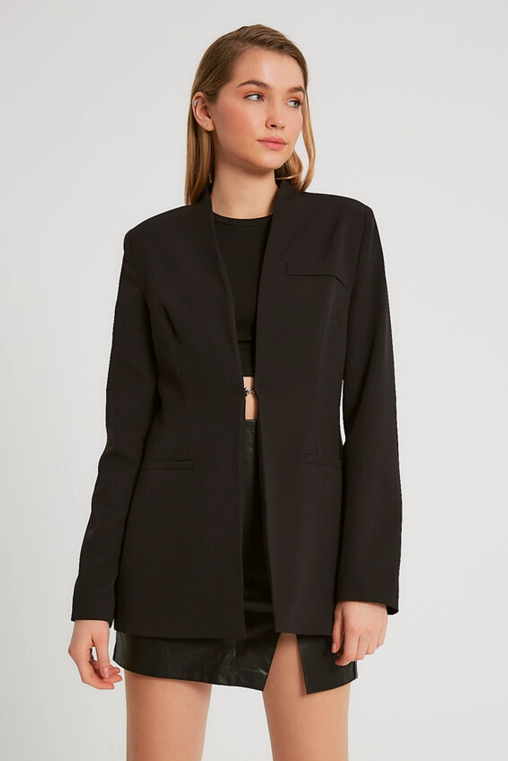 Bir model, Robin toptan giyim markasının 3422 - Black Jacket toptan Ceket ürününü sergiliyor.