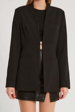 Una modella di abbigliamento all'ingrosso indossa 3422 - Black Jacket, vendita all'ingrosso turca di Giacca di Robin