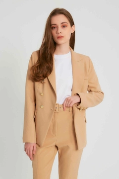 Bir model, Robin toptan giyim markasının 3469 - Camel Jacket toptan Ceket ürününü sergiliyor.