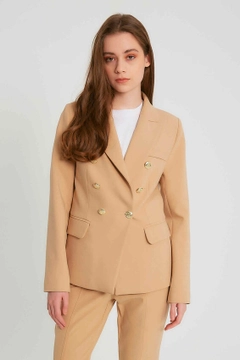 Bir model, Robin toptan giyim markasının 3469 - Camel Jacket toptan Ceket ürününü sergiliyor.