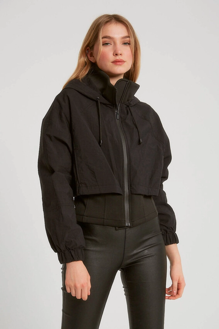 Een kledingmodel uit de groothandel draagt 3472 - Black Coat, Turkse groothandel Jas van Robin