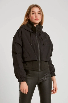 Una modelo de ropa al por mayor lleva 3472 - Black Coat, Abrigo turco al por mayor de Robin