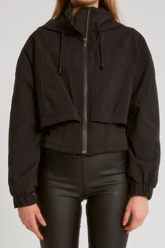 Bir model, Robin toptan giyim markasının 3472 - Black Coat toptan Kaban ürününü sergiliyor.