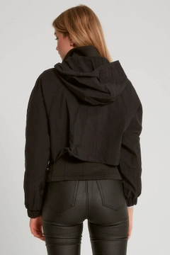 Una modelo de ropa al por mayor lleva 3472 - Black Coat, Abrigo turco al por mayor de Robin