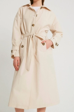 Bir model, Robin toptan giyim markasının 3494 - Stone Trenchcoat toptan Trençkot ürününü sergiliyor.