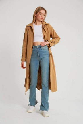 A model wears 3493 - Camel Trenchcoat, wholesale undefined of Robin to display at Lonca
