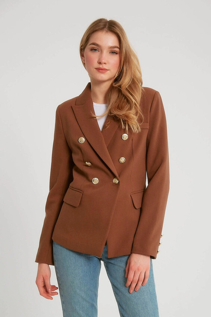 Bir model, Robin toptan giyim markasının 3539 - Brown Jacket toptan Ceket ürününü sergiliyor.