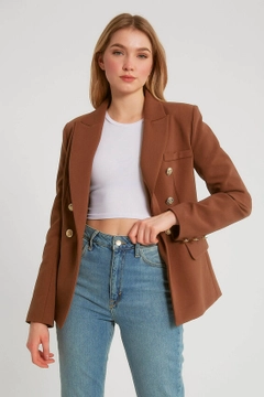 Bir model, Robin toptan giyim markasının 3539 - Brown Jacket toptan Ceket ürününü sergiliyor.