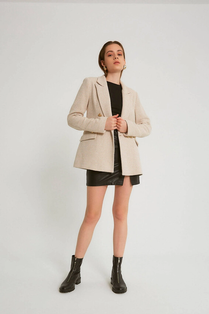 Bir model, Robin toptan giyim markasının 3598 - Beige Jacket toptan Ceket ürününü sergiliyor.
