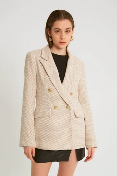 Una modella di abbigliamento all'ingrosso indossa 3598 - Beige Jacket, vendita all'ingrosso turca di Giacca di Robin