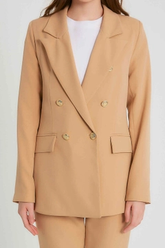 Bir model, Robin toptan giyim markasının 3592 - Light Camel Jacket toptan Ceket ürününü sergiliyor.