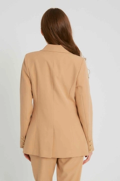 Een kledingmodel uit de groothandel draagt 3592 - Light Camel Jacket, Turkse groothandel Jasje van Robin