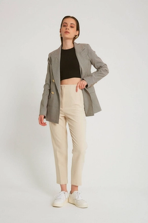 A model wears 3688 - Camel Jacket, wholesale undefined of Robin to display at Lonca