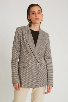 Bir model, Robin toptan giyim markasının 3688 - Camel Jacket toptan Ceket ürününü sergiliyor.