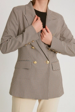 Una modella di abbigliamento all'ingrosso indossa 3688 - Camel Jacket, vendita all'ingrosso turca di Giacca di Robin