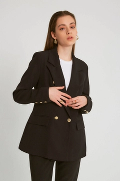 Bir model, Robin toptan giyim markasının 3690 - Black Jacket toptan Ceket ürününü sergiliyor.