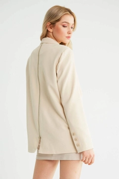 Bir model, Robin toptan giyim markasının 10499 - Jacket - Stone toptan Ceket ürününü sergiliyor.