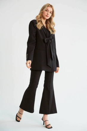 A model wears 10502 - Jacket - Black, wholesale undefined of Robin to display at Lonca