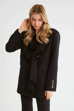 Bir model, Robin toptan giyim markasının 10502 - Jacket - Black toptan Ceket ürününü sergiliyor.