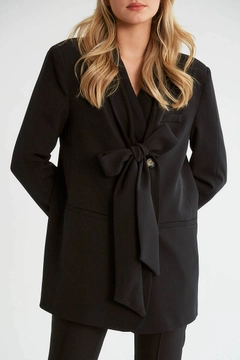 Bir model, Robin toptan giyim markasının 10502 - Jacket - Black toptan Ceket ürününü sergiliyor.