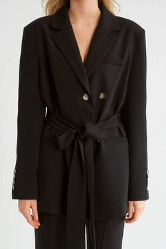 Una modella di abbigliamento all'ingrosso indossa 10502 - Jacket - Black, vendita all'ingrosso turca di Giacca di Robin