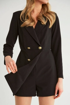 Bir model, Robin toptan giyim markasının 10565 - Jacket - Black toptan Ceket ürününü sergiliyor.