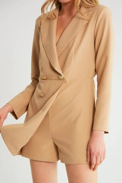 Una modella di abbigliamento all'ingrosso indossa 10568 - Jacket - Light Camel, vendita all'ingrosso turca di Giacca di Robin