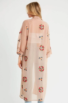 Een kledingmodel uit de groothandel draagt 10634 - Kimono - Camel, Turkse groothandel Kimono van Robin