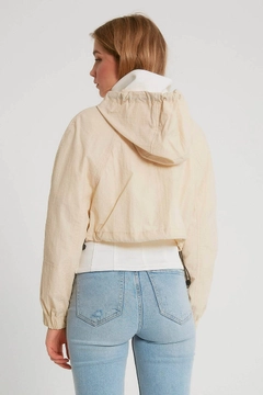Bir model, Robin toptan giyim markasının 10758 - Coat - Stone toptan Kaban ürününü sergiliyor.