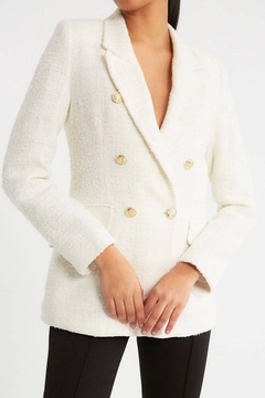 Una modella di abbigliamento all'ingrosso indossa 10750 - Jacket - Ecru, vendita all'ingrosso turca di Giacca di Robin
