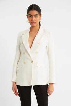 Bir model, Robin toptan giyim markasının 10750 - Jacket - Ecru toptan Ceket ürününü sergiliyor.