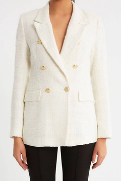 Bir model, Robin toptan giyim markasının 10750 - Jacket - Ecru toptan Ceket ürününü sergiliyor.