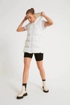 Bir model, Robin toptan giyim markasının 10785 - Vest - Ecru toptan Yelek ürününü sergiliyor.