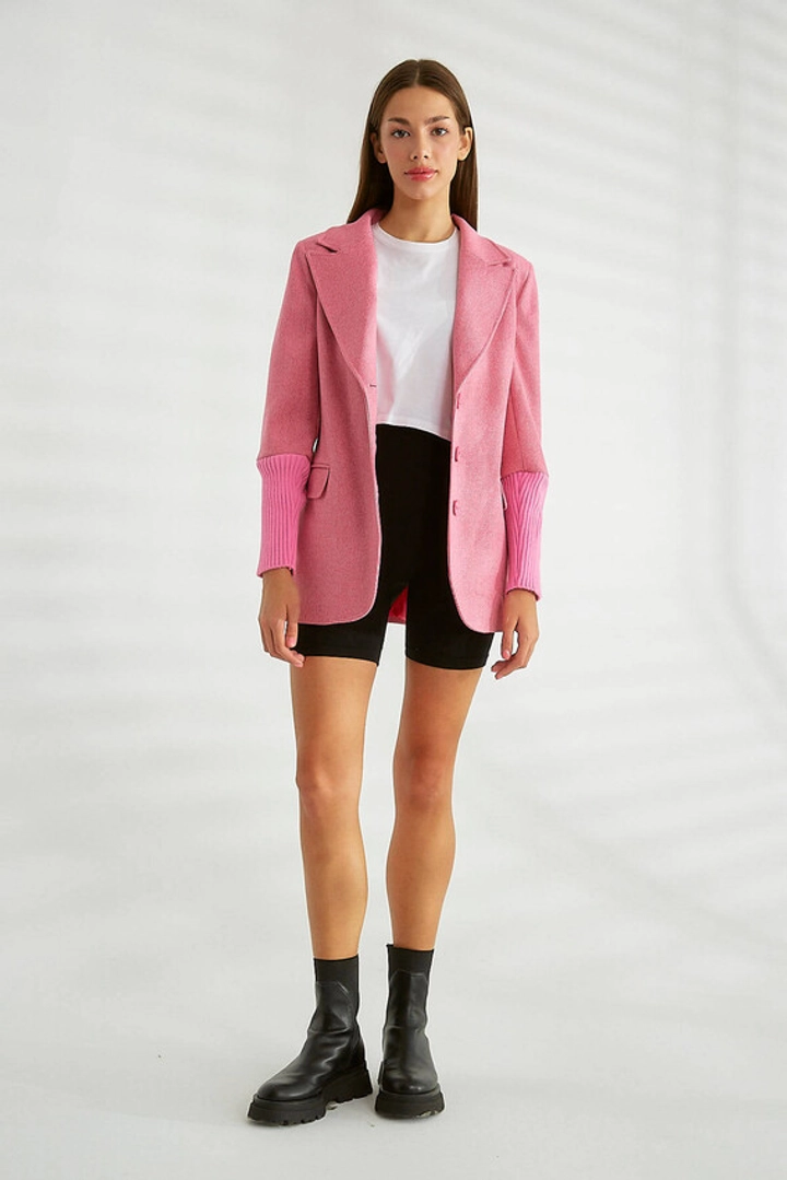 Ein Bekleidungsmodell aus dem Großhandel trägt 26085 - Jacket - Fuchsia, türkischer Großhandel Jacke von Robin