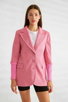 Ein Bekleidungsmodell aus dem Großhandel trägt 26085 - Jacket - Fuchsia, türkischer Großhandel Jacke von Robin