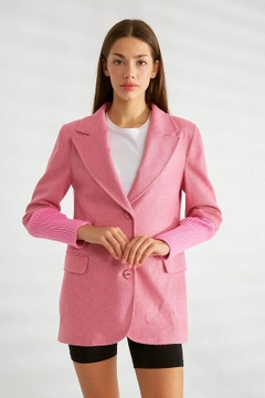 Bir model, Robin toptan giyim markasının 26085 - Jacket - Fuchsia toptan Ceket ürününü sergiliyor.