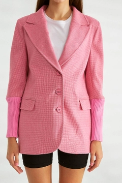 Bir model, Robin toptan giyim markasının 26085 - Jacket - Fuchsia toptan Ceket ürününü sergiliyor.