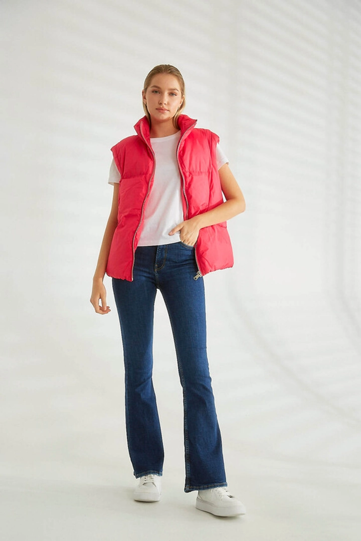 Ένα μοντέλο χονδρικής πώλησης ρούχων φοράει 26087 - Vest - Fuchsia, τούρκικο Αμάνικο μπλουζάκι χονδρικής πώλησης από Robin