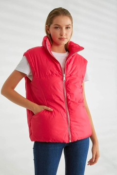 Bir model, Robin toptan giyim markasının 26087 - Vest - Fuchsia toptan Yelek ürününü sergiliyor.