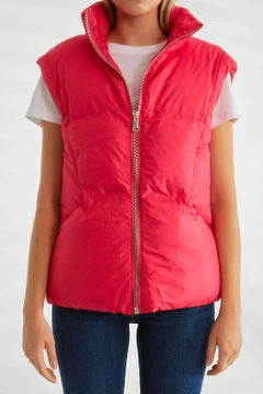 Een kledingmodel uit de groothandel draagt 26087 - Vest - Fuchsia, Turkse groothandel Vest van Robin