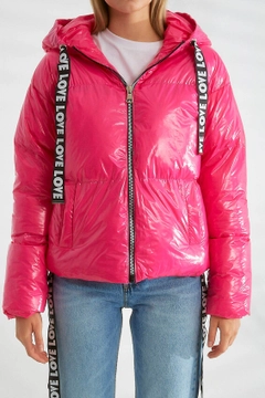 Ein Bekleidungsmodell aus dem Großhandel trägt 26088 - Coat - Fuchsia, türkischer Großhandel Mantel von Robin