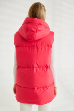 Bir model, Robin toptan giyim markasının 26094 - Vest - Fuchsia toptan Yelek ürününü sergiliyor.